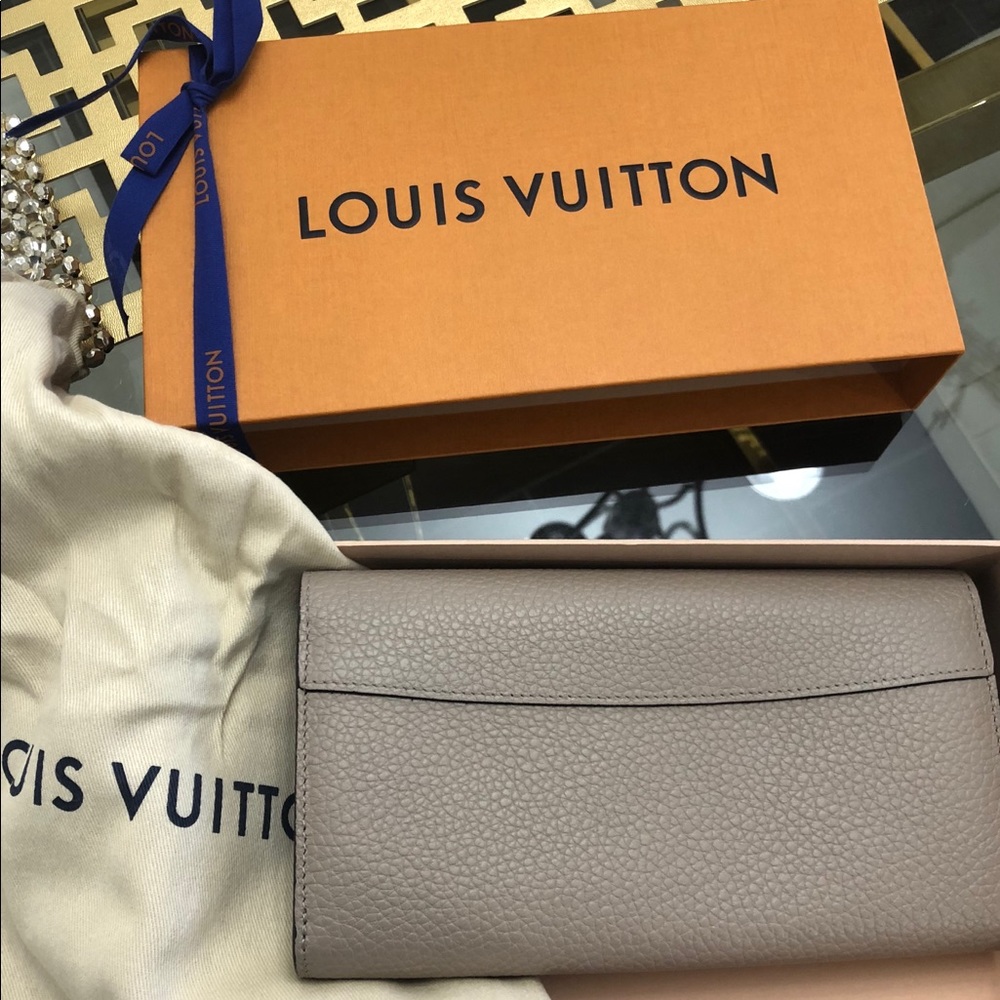 Louis Vuitton Capucines Wallet - Picture 4 of 8